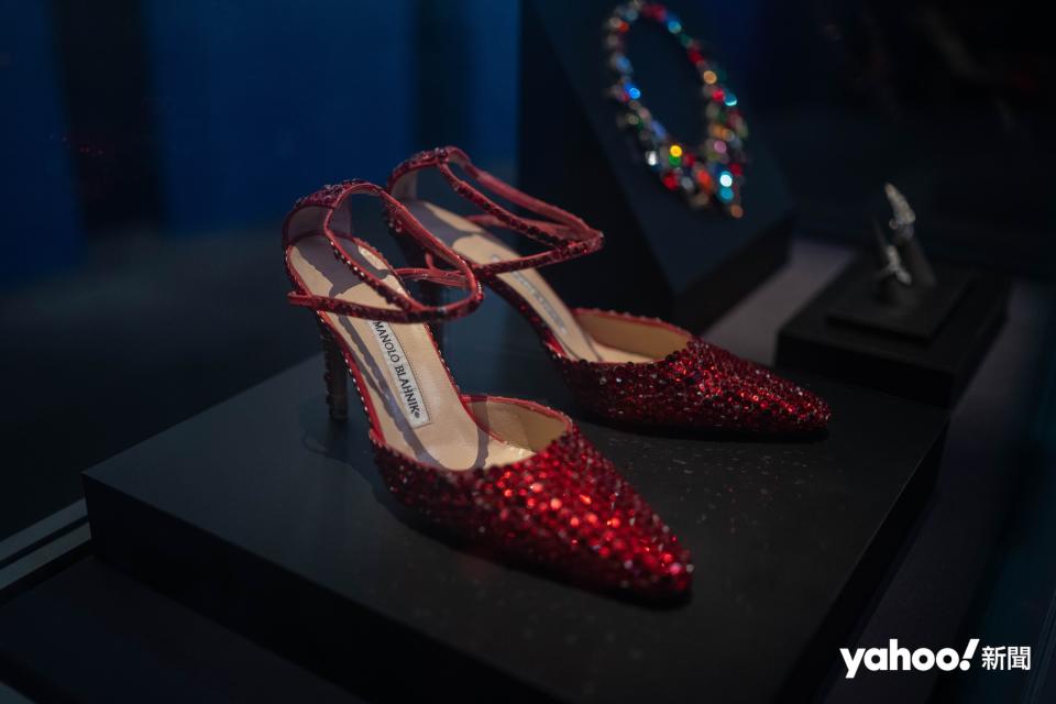 常設展館「瞧潮香港60+」展出一眾巨星的表演服裝，圖為張國榮於《跨越97演唱會》中穿著的紅色高跟鞋。

