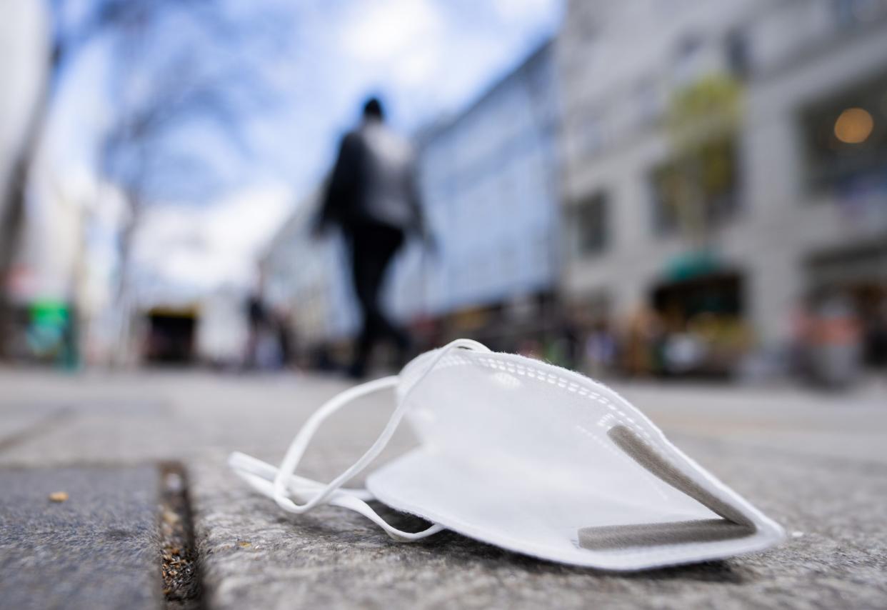 Nach fast drei Jahren ist die Maskenpflicht im öffentlichen Nah- und Fernverkehr beendet. - Copyright: picture alliance / GEORG HOCHMUTH