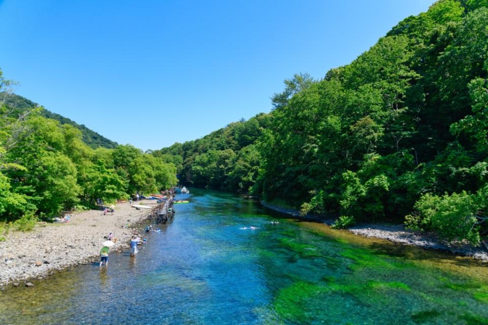 支笏湖的湖水呈現獨特的蔚藍色調，通常被稱為支笏湖藍！（圖/123RF圖庫）