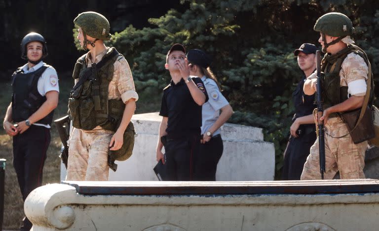 Miembros de la Armada rusa y de la policía patrullan frente al cuartel general de la Flota del Mar Negro de Rusia en Sebastopol, en Crimea, el 31 de julio de 2022.