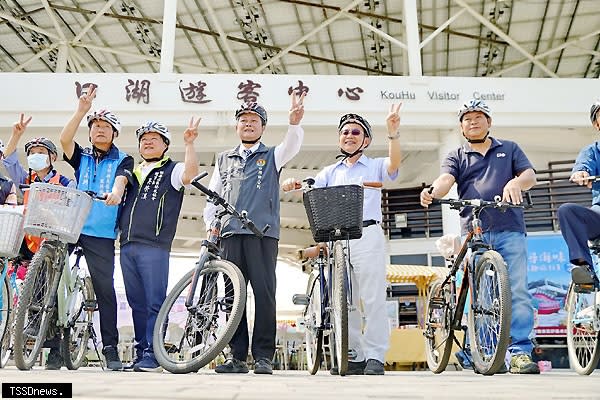 口湖遊客中心辦理自行車騎乘與安全守則教學宣導活動，現場有來自各地的民眾參與騎乘活動口湖鄉金湖休閒農業發展協會理事長陳玄茂藝術家、遊客中心業務經理蔡云珊亦提供服務獲得現場民眾一致讚嘆。（記者劉春生攝）