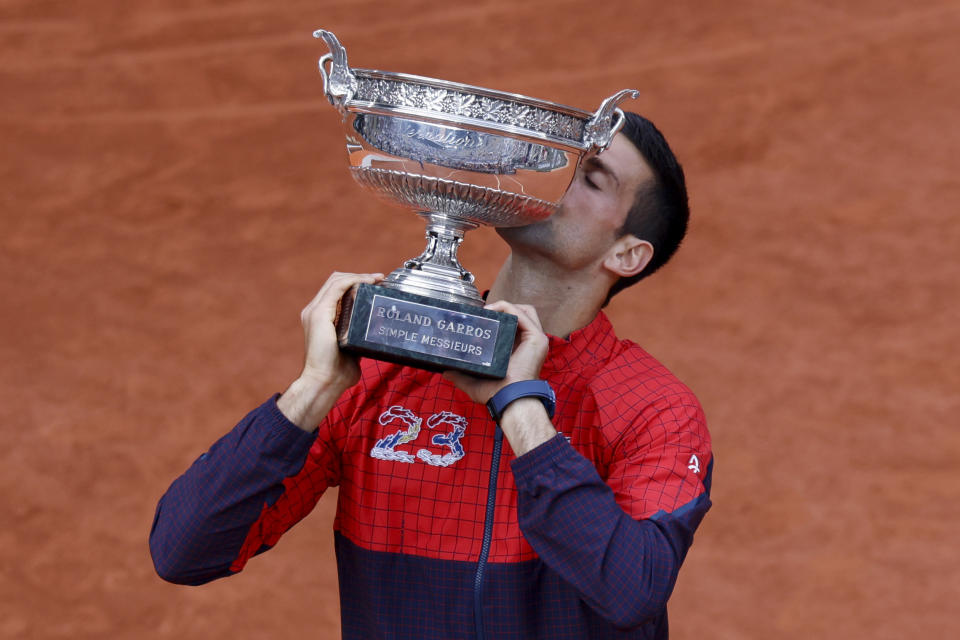 Novak Djokovic收下第23座大滿貫金盃。 (AP Photo/Jean-Francois Badias)