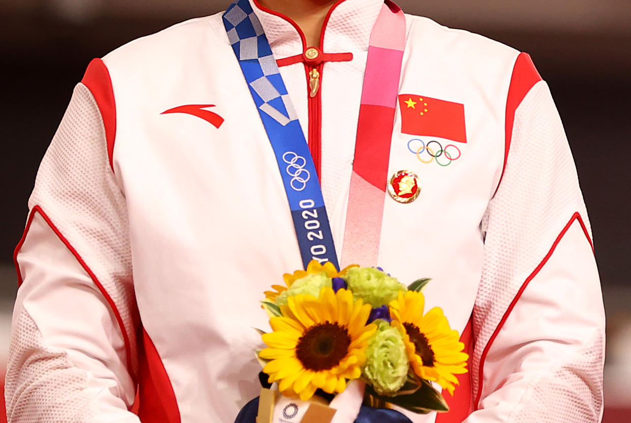 Bao Shanju y Zhong Tianshi lucieron los pins de Mao tras su victoria en la prueba femenina de velocidad por equipos del ciclismo de pista. FOTO: Reuters