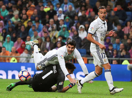 Football Soccer - Spanish Liga Santander - Real Madrid v Athletic Bilbao- Santiago Bernabeu stadium, Madrid, Spain 23/10/16. Real Madrid's Alvaro Morata, Lucas Vazquez and Athletic Bilbao's goalkeeper Gorka Iraizoz in action. REUTERS/Andrea Comas