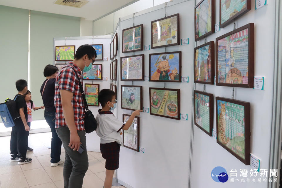 會場展示說情畫意心得達人獲獎作品。（記者扶小萍攝）