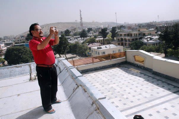 Allahyarham Yunus Ali ketika di Afghanistan mematau pilihan raya di sana pada 2009. Gambar daripada Facebook Yunus Ali.