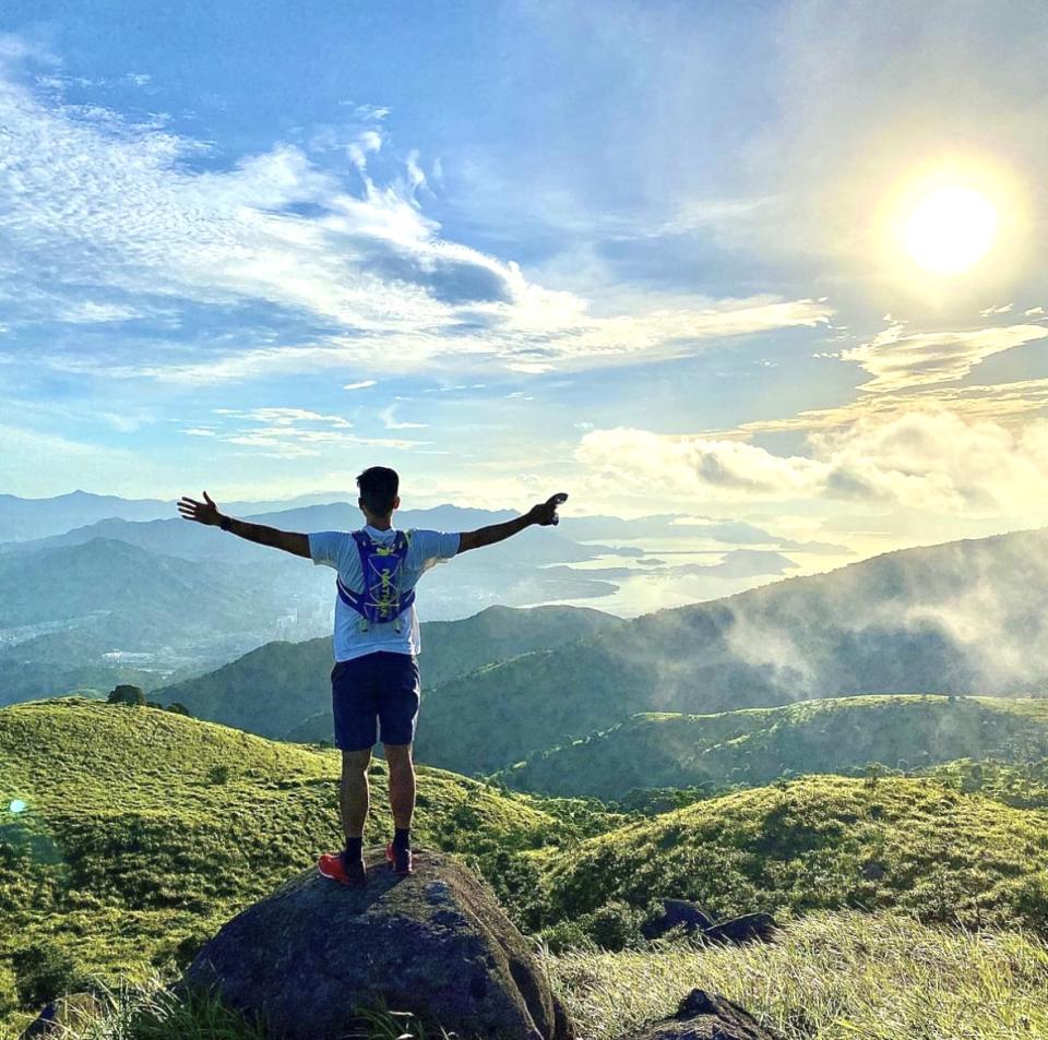 柳俊江家人發文之餘，同時貼出一張相信係柳爺喺山上所拍拍嘅背面照