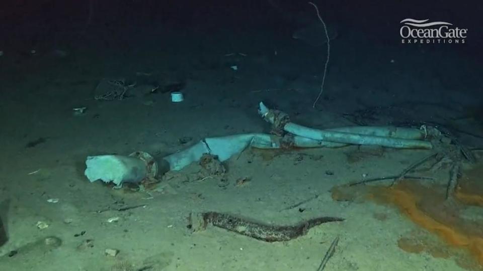 沉沒在海底的鐵達尼號殘骸。若沒有探照燈的照明，海底將是一片漆黑。（圖／翻攝自@OceanGateExped推特）