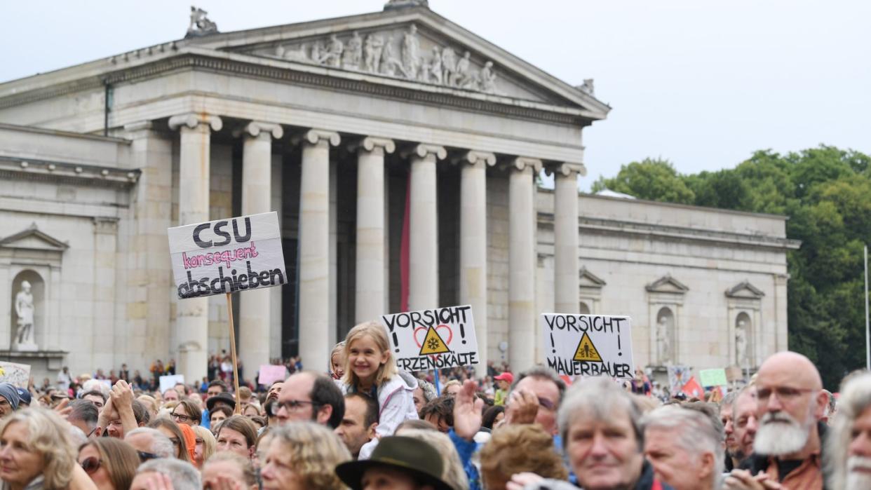 «#ausgehetzt»: Tausende Menschen demonstrieren auf dem Königsplatz in München. Foto: Andreas Gebert