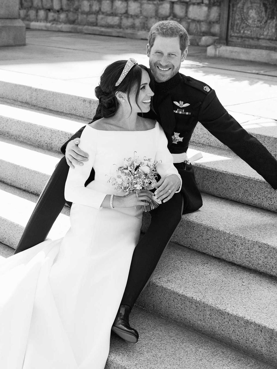 <p>Sin duda, la más diferente de las tres fotos oficiales de la boda de Harry y Meghan es esta en la que los novios posan en una actitud muy relajada sentados en una escalera al aire libre. Además, se muestran sonrientes y no miran directamente a la cámara, lejos de la solemnidad de este tipo de imágenes. También el hecho de que sea en blanco y negro le da ese toque distinto. (Foto: Alexi Lubomirski / AP). </p>