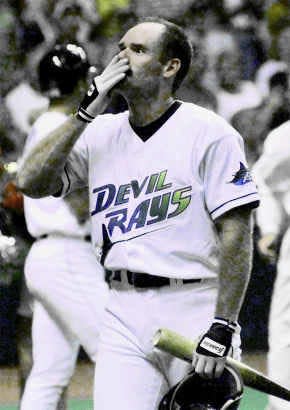 Tampa Bay\'s Wade Boggs blows a kiss to the crowd after getting his 3,000th career hit during the sixth inning of the Devil Rays\' loss to Celeveland Saturday night. Boggs, the 23rd player with 3,000 hits, was the first to reach the mark with a home run. AP Photo