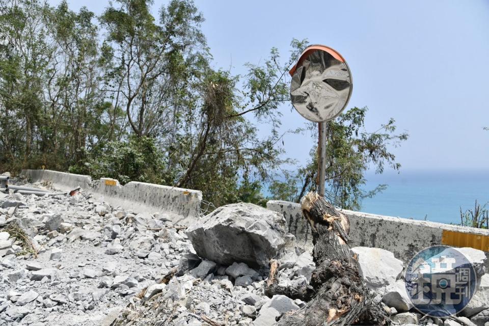 花蓮發生7.2強震，匯德隧道附近道路毀壞。