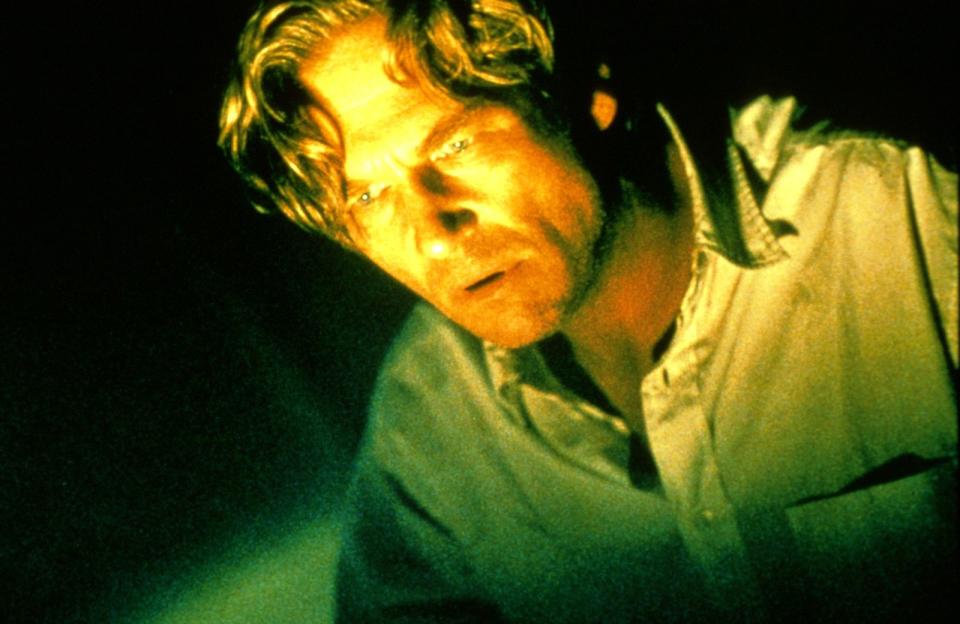 Im Jahr eins nach "The Big Lebowski" spielte Jeff Bridges nicht nur einen Geschichtsprofessor und Terrorismus-Experten im Thriller "Arlington Road", sondern er ging erstmals auch einer anderen Leidenschaft als der Schauspielerei nach ... (Bild: kabel eins classics / Sony Pictures Entertainment)