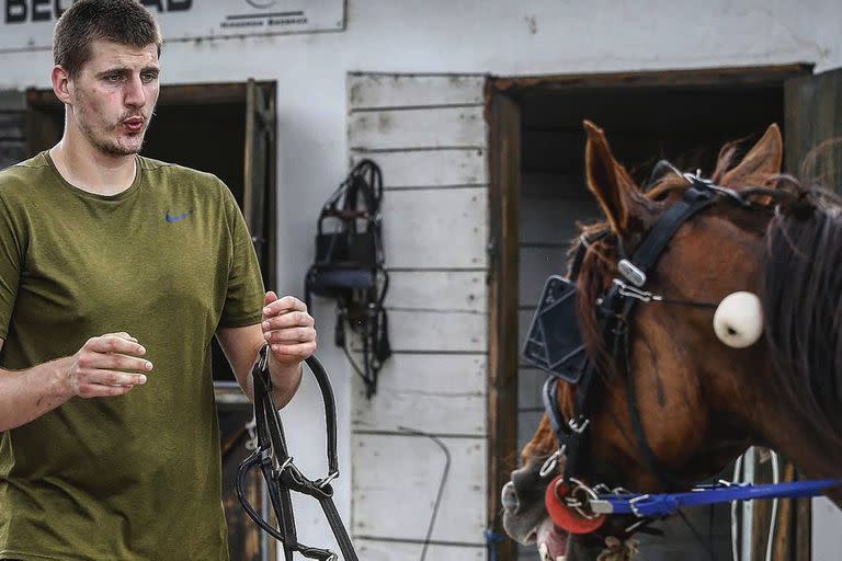 A los 15 años, Nikola Jokic trabajaba en el establo de una familia, y desde entonces le gustan los caballos y hasta tiene uno de carreras; hoy el serbio es el principal candidato a recibir el premio al jugador más valioso de la NBA.