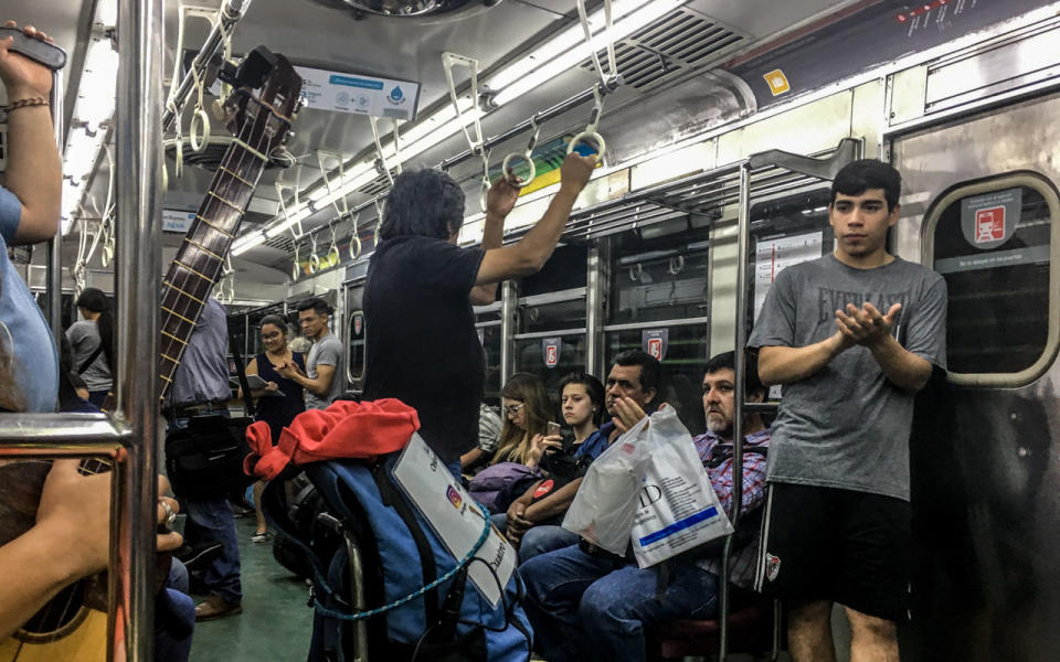 <span class="s1">La joven no sabía si alegrarse por obtener unos pesos haciendo lo que le gustaba, llorar por encontrarse en las calles tocando un instrumento musical o sentir decepción porque en su mente todavía se veía como una mendiga y no como una artista callejera. (Foto: Oswaldo Avendaño)</span>