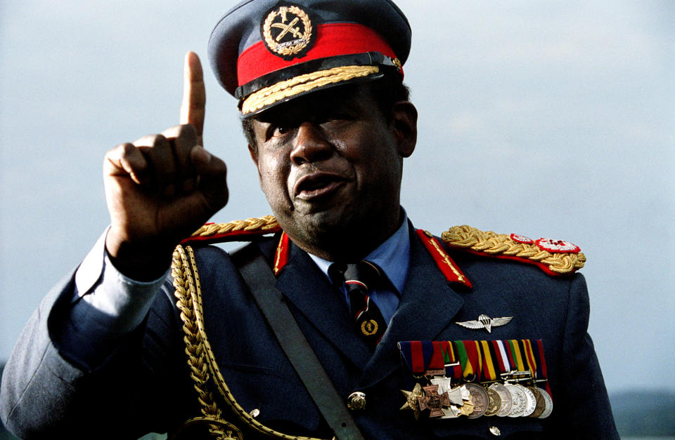 Forest Whitaker as Idi Amin pointing with his finger and speaking in his military uniform