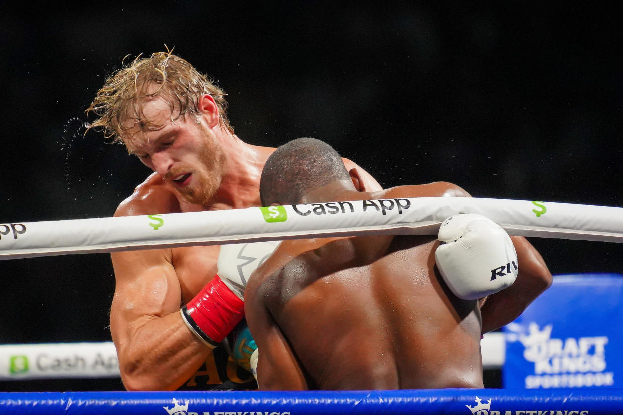 Floyd Mayweather y Logan Paul en una pelea de 8 rouds en junio de 2021. | Foto: Louis Grasse/PxImages/Icon Sportswire via Getty Images