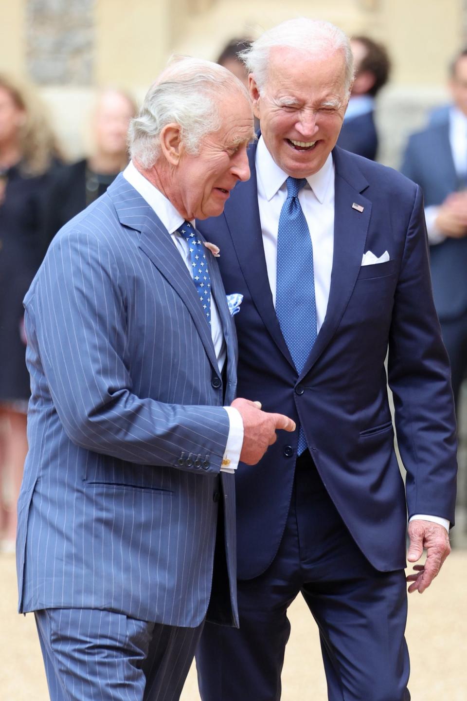 Carlos y Biden bromean en el castillo de Windsor (Chris Jackson/Getty Images)