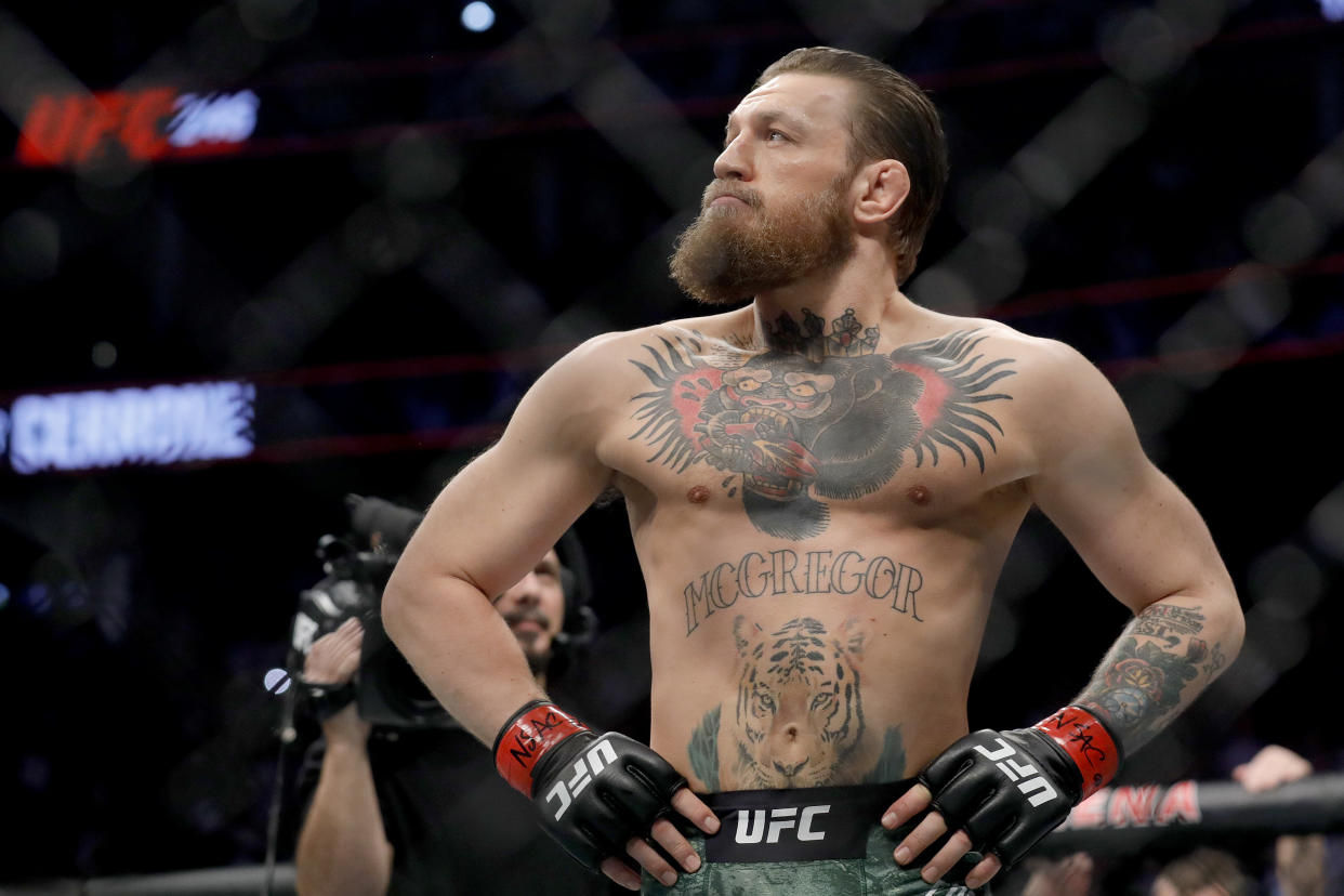 Conor McGregor posa con los brazos en jarra antes de un combate.