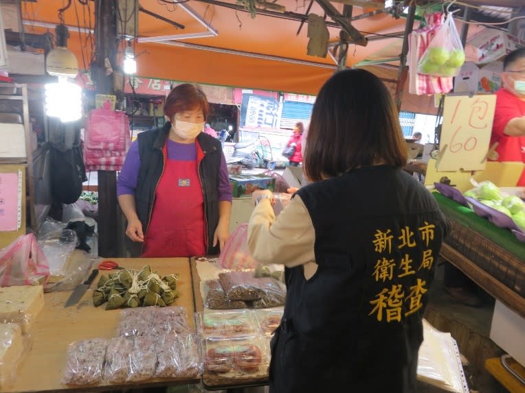 楊舒秦提醒，民眾挑選食材時優先選購來源明確之食材，並且有完整包裝為佳。   圖：新北市衛生局提供