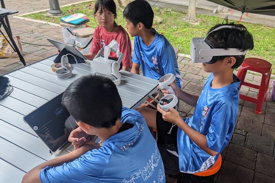 學生以VR觀看足球動作教學