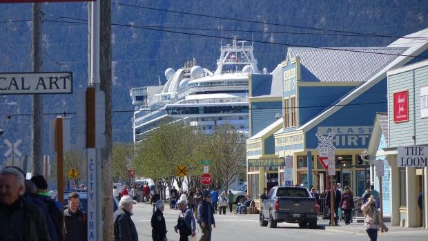 A cruise ship in Skagway, Alaska, in 2019. On Tuesday, the town welcomed its first big cruise ship in nearly 2 years.  (Claudiane Samson/Radio-Canada - image credit)