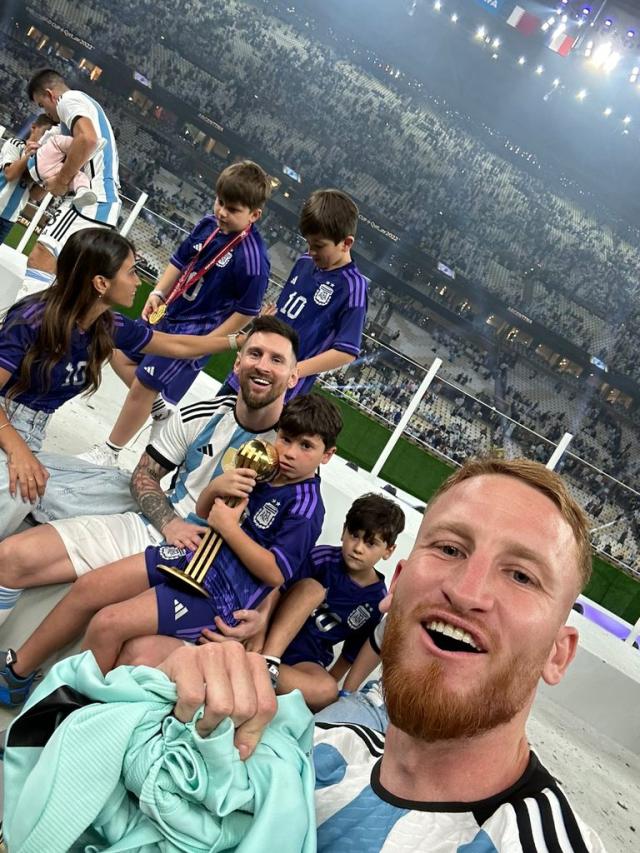 Nicolás Mac Allister, primo de Alexis, en los festejos por la obtención de la Copa del Mundo Qatar 2022 junto a Leo Messi y su familia