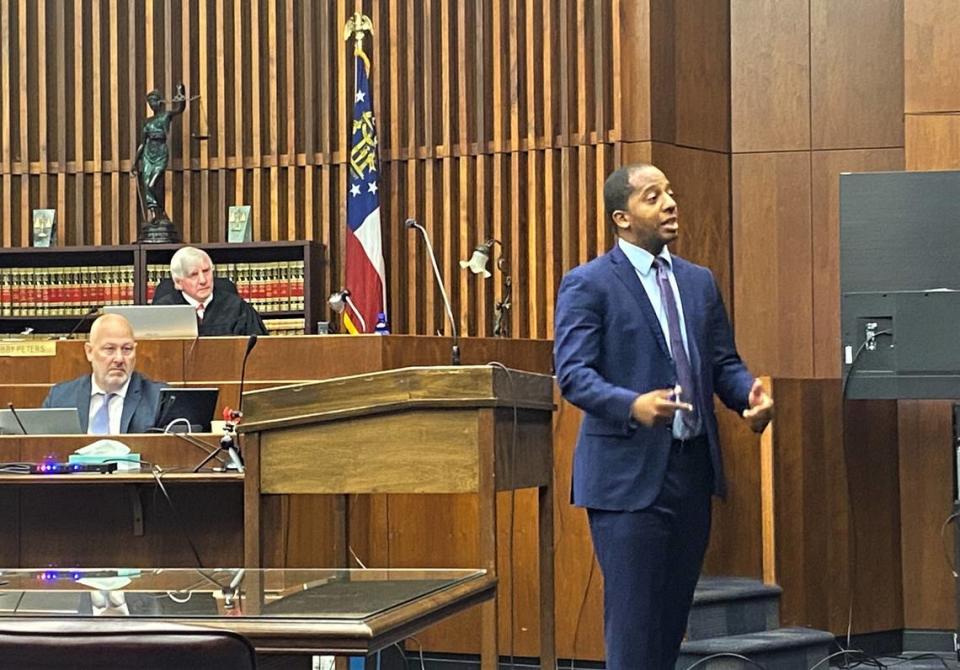 Defense attorney Anthony Johnson speaks to jurors during Torrance Menefee’s murder trial in the 2016 shooting of Kenneth Holloway Jr.