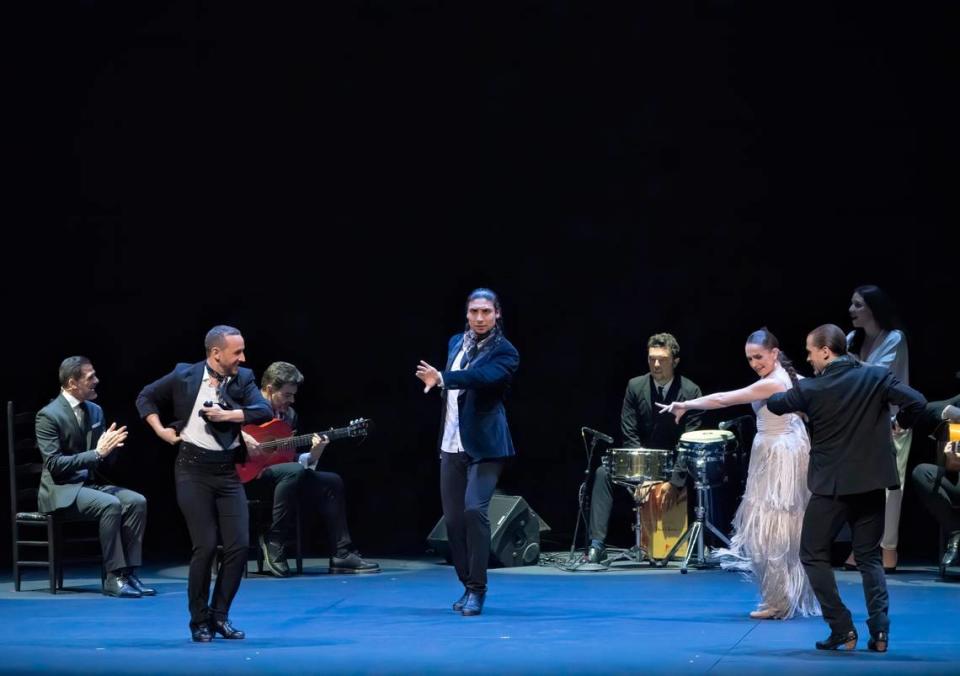 Los artistas participantes en la Gala “Stars of Flamenco”. Al frente, de izquierda a derecha, Manuel Liñán, El Yiyo, Paula Comitre y Alfonso Losa. Foto Daniel Azoulay/Cortesía Arsht Center