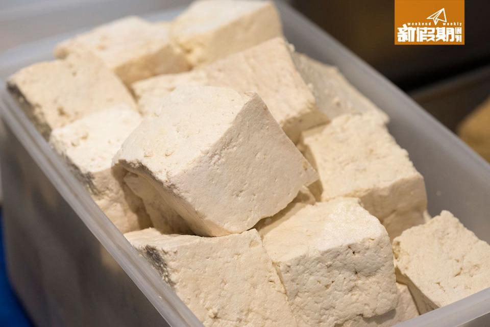 鹽滷豆腐來做臭豆腐，內 裡全是小孔，方便吸收滷 水，形成獨特風味。
