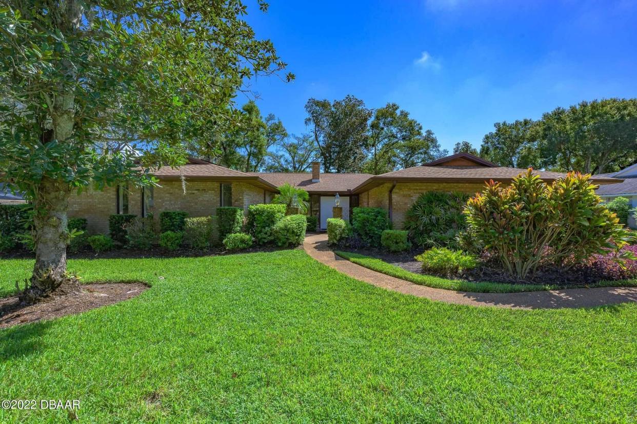 This pool home in Ormond Beach's Tomoka Oaks community delivers an amazing first impression with its green grass and large, beautifully landscaped lot.