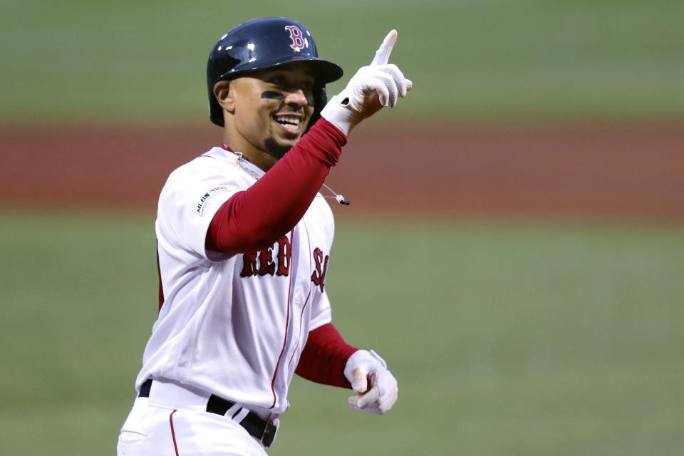 ARCHIVO - En esta foto del 30 de abril de 2019, Mookie Betts de los Medias Rojas de Boston tras batear un jonrón en un juego ante los Atléticos de Oakland. (AP Foto/Charles Krupa,)