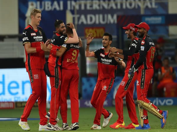 Harshal Patel with RCB players (Photo: Twitter/IPL)