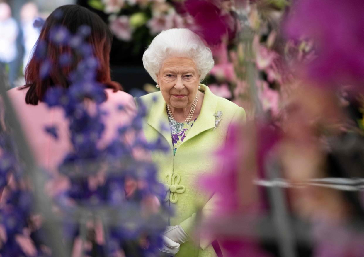 Britain's Queen Elizabeth II visits the 2019 RHS Chelsea Flower Show in London on May 20, 2019. - The Chelsea flower show is held annually in the grounds of the Royal Hospital Chelsea. (Photo by Geoff Pugh / POOL / AFP)        (Photo credit should read GEOFF PUGH/AFP via Getty Images)