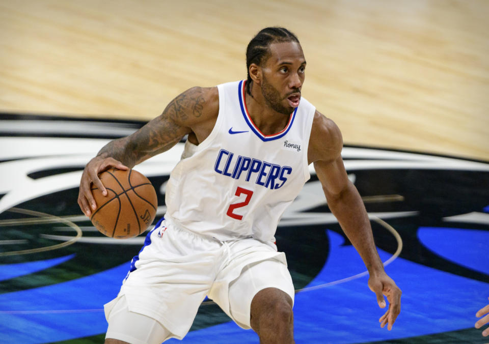 Kawhi Leonard handling the ball