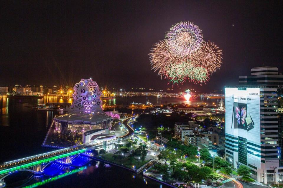 焰火照亮港都夜空，光彩奪目吸引民眾停下腳步欣賞。（高雄市政府提供）