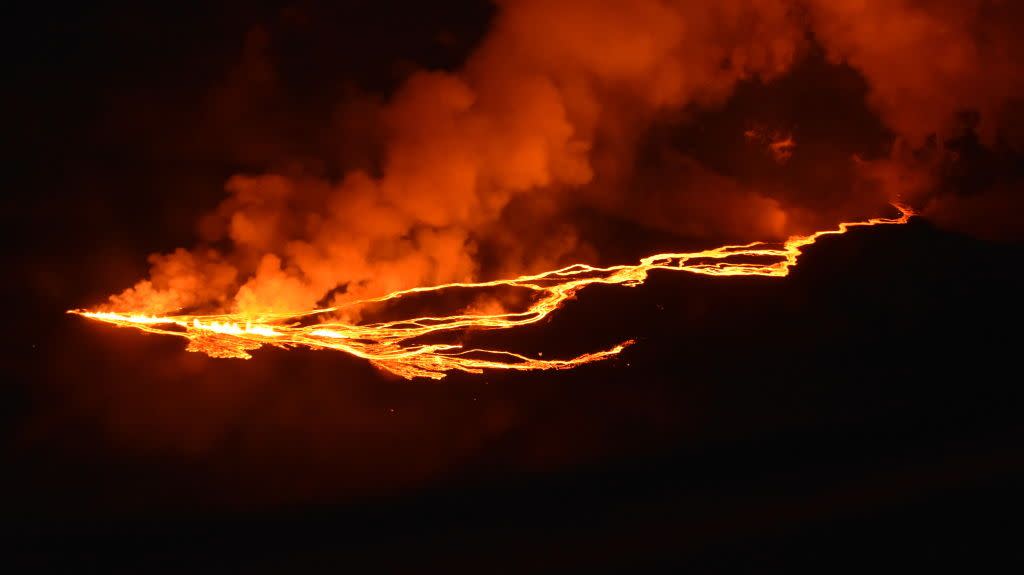 world's largest active volcano begins to erupt in us state of hawaii after 38 years