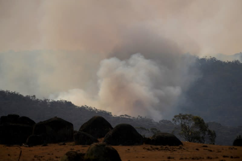 El humo se eleva de un incendio en el Complejo Adaminaby cerca de Yaouk, Nueva Gales del Sur