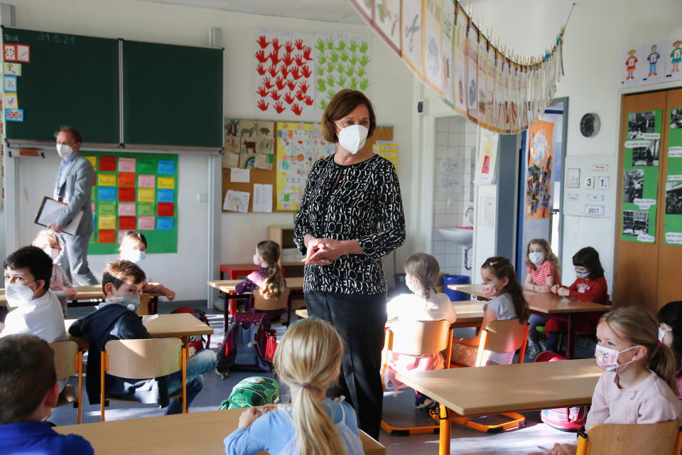 Auch Lehrerinnen und Lehrer müssen nun Auskunft über ihren Impfstatus geben (Bild: REUTERS/Leon Kuegeler)