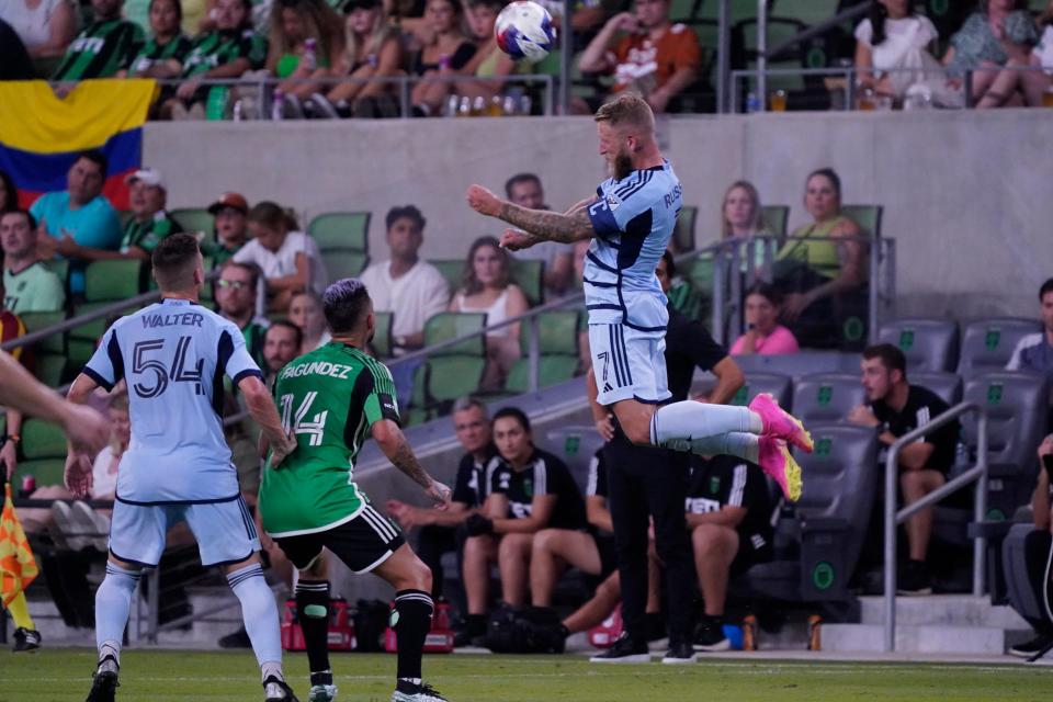 L'attaquant du Sporting Kansas City Johnny Russell dirige le ballon en seconde période.  El Tree a grimpé d'une place à la cinquième place du classement de la Conférence Ouest avec la victoire 2-1.