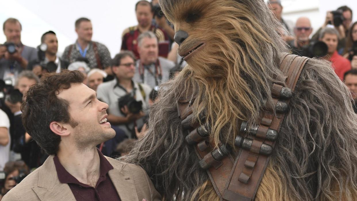 Alden Ehrenreich alias Han Solo mit seinem Kumpel  Chewbacca in Cannes. Foto: Joel C Ryan/Invision/AP