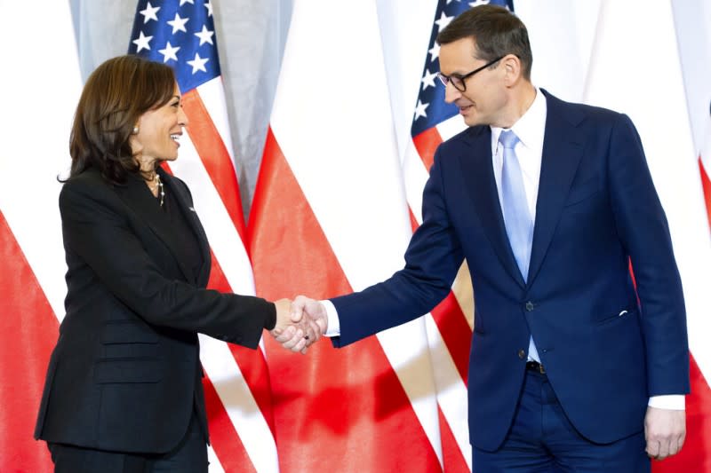 2022月3月10日，美國副總統賀錦麗與波蘭總理莫拉維茨奇（Mateusz Morawiecki）在華沙會晤。（美聯社）