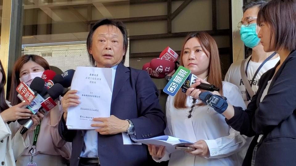 台北市議員王世堅拿著基泰大直的監測報表，控告基泰董座陳世銘涉犯殺人遂罪。呂志明攝