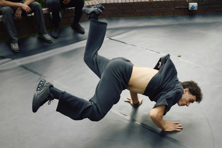 Karam Singh, star britannique du breakdance, lors d'un évenement près de la Tamise, le 28 mai 202' à Londres (BENJAMIN CREMEL)