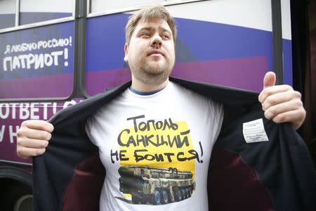 A man demonstrates a T-shirt as he takes part in a campaign organized by activists of pro-Kremlin patriotic movements in central Moscow, September 23, 2014. REUTERS/Maxim Zmeyev