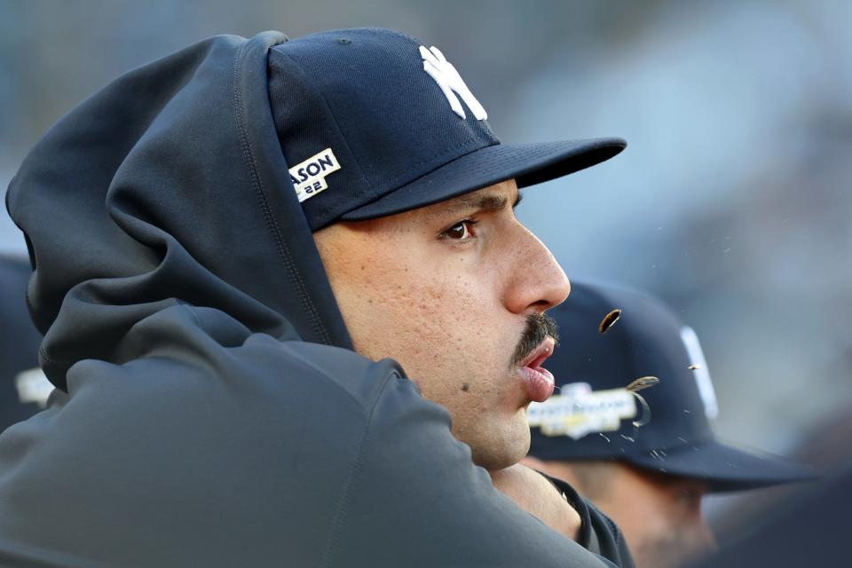 El lanzador abridor de los Yankees de Nueva York, Néstor Cortés, escupe semillas de girasol durante la décima entrada contra los Guardianes de Cleveland.