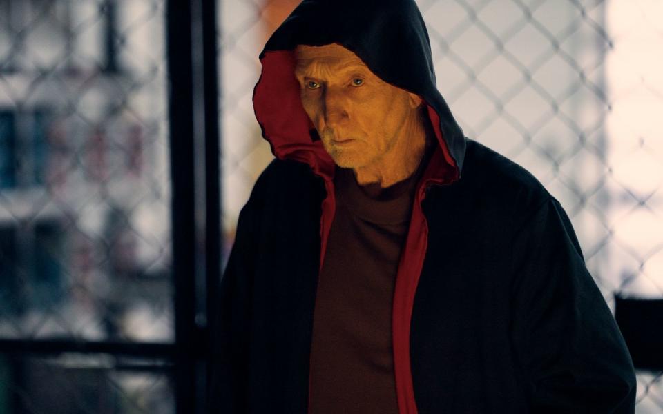 John Kramer (Tobin Bell) kehrt mit "Saw X" abermals auf die Leinwand zurück, um Menschen auf seine ganz persönliche, blutrünstige Art zu "bestrafen". (Bild: Lionsgate)