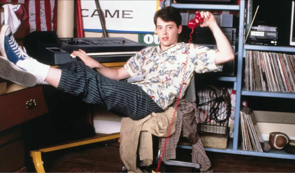 Em Curtindo a Vida Adoidado, Ferris Bueller traz os espectadores para dentro da trama (Imagem:Reprodução/Paramount Pictures)