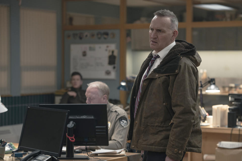 En esta imagen proporcionada por HBO, Christopher Eccleston en una escena de "True Detective: Night Country". (HBO vía AP)