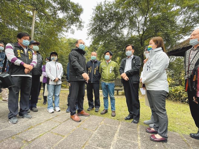 立委吳琪銘、原民會主委夷將‧拔路兒、新北市原民局長羅美菁等人昨會勘土城原住民族生態公園，期望在今年啟動活化計畫。（蔡雯如攝）